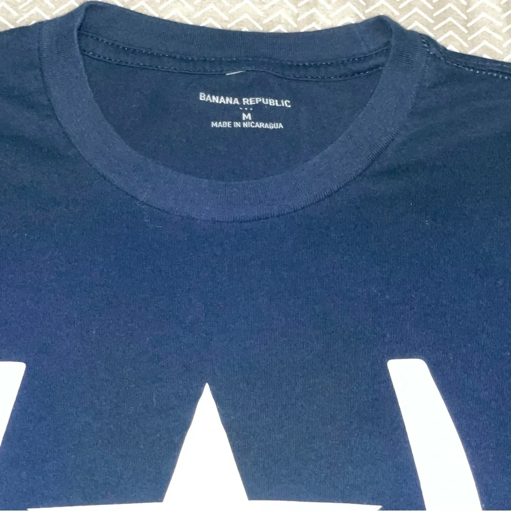 Banana Republic Blue Short Sleeve Tee with Graphic Design‎